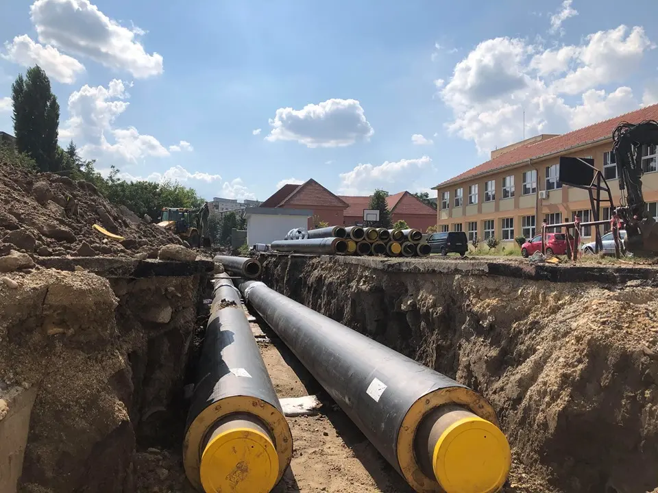 Eternele „tranșee electorale” de pe „Poetului” au devastat inclusiv curtea școlii [GALERIE FOTO]