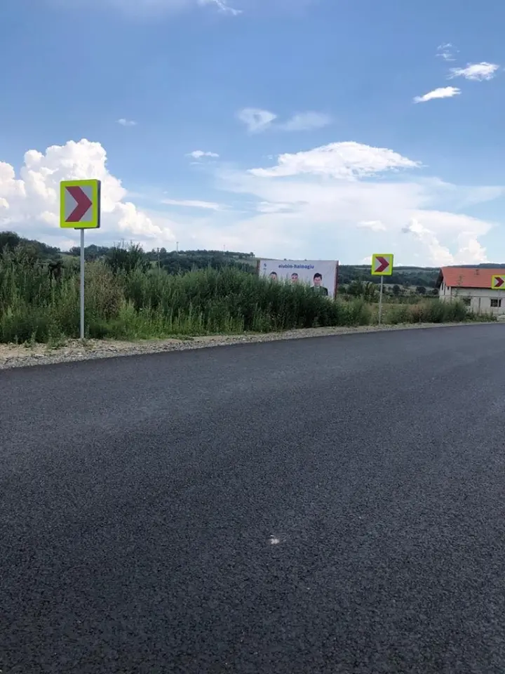 De ciudă că nu i-au dat bani anul ăsta nici măcar de COVID, primarul Adrian ȚOCA și-a pus bannerul cu CIONCA și FALCĂ printre BĂLĂRII, deasupra unui capac de canal, decizând să se susțină singur!
