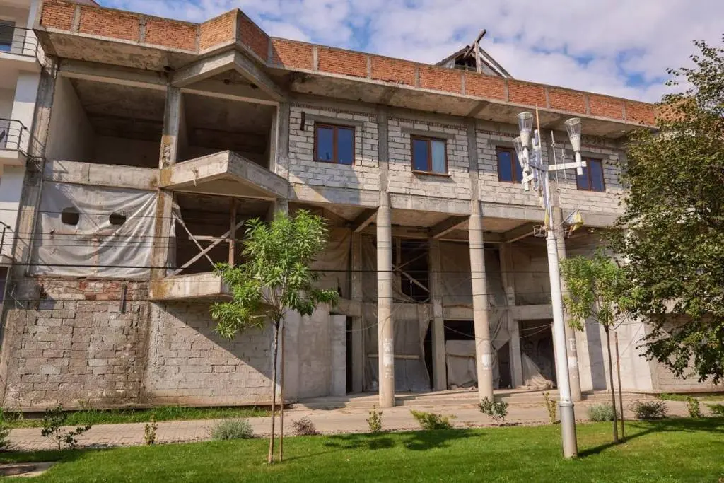 [ACTUALIZARE] În „REPLICA” sa la acuzațiile care i se aduc, primarul Nădlacului CONFUNDĂ TERENURILE - dar deschide o altă „cutie a Pandorei”: celălalt bloc care putea fi ANL!