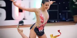 gimnastele de la ritmică se pregătesc
