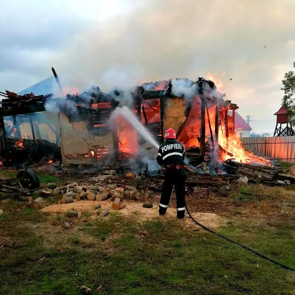 Un adăpost de animale din Bruznic a ars în totalitate. INCENDIUL a fost provocat CU INTENȚIE!