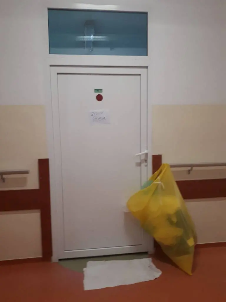 „TOȚI SUNTEM SPERIAȚI!” este strigătul mut al cadrelor medicale de la CHIRURGIA Spitalului Județean Arad - unde 6 pacienți internați în secția non-covid sunt suspecți de COVID, dar nu vine nimeni să-i TESTEZE!