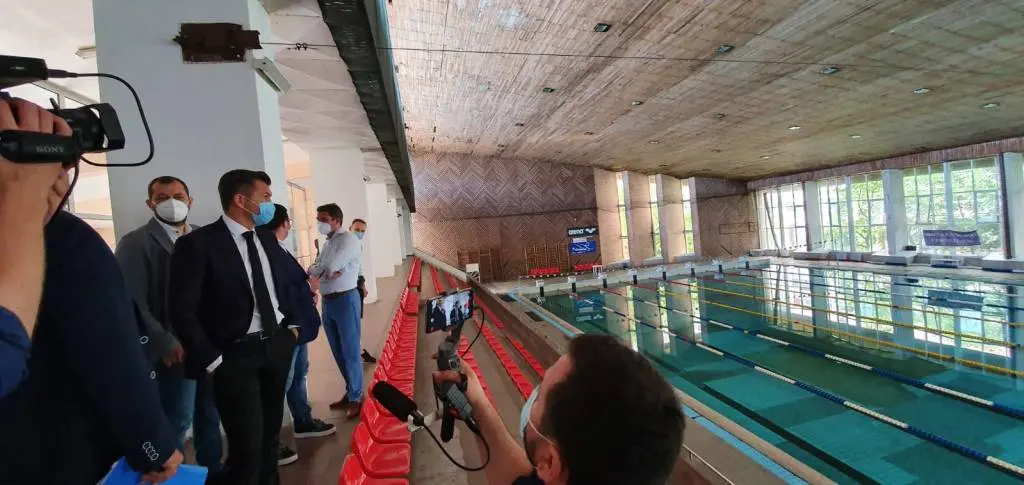 Bazinul Delfinul - închis din cauza POLITICII PROASTE făcute de „liderii de doi bani ai momentului”, incapabili să DEPUNĂ un PROIECT din banii C.N.I.