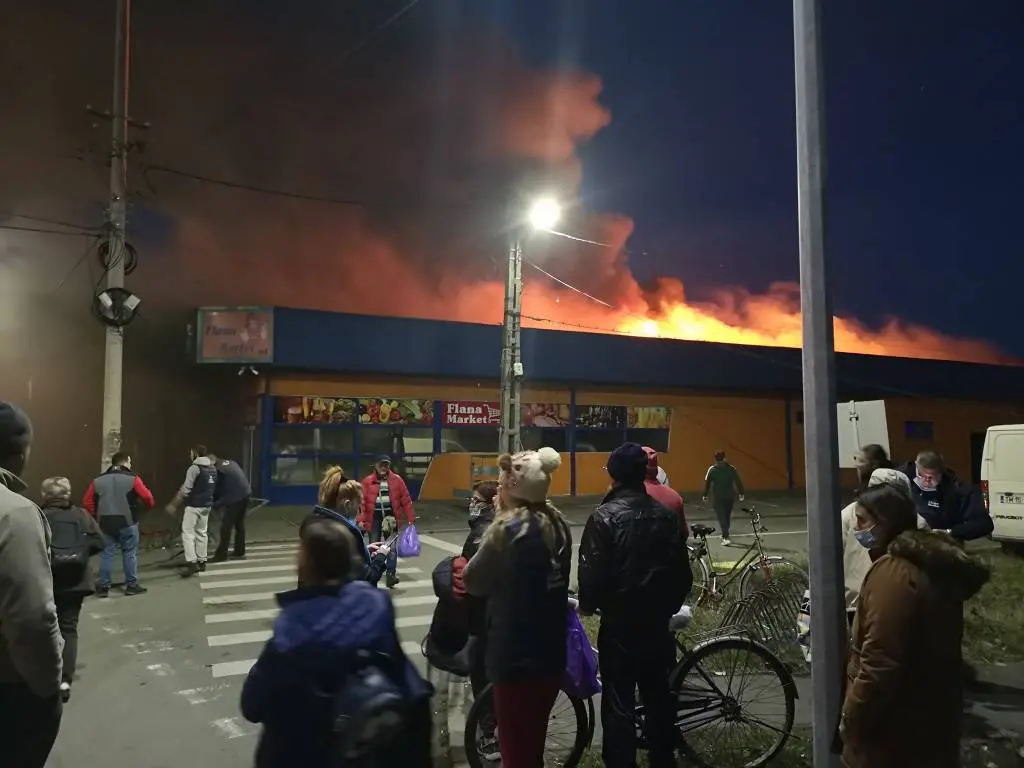 [ACTUALIZARE] Pompierii au oprit extinderea incendiului din Gai, dar magazinul „Flana Market” s-a făcut scrum. Din fericire, nu sunt victime - din nefericire, HIDRANȚII SUNT NEFUNCȚIONALI!
