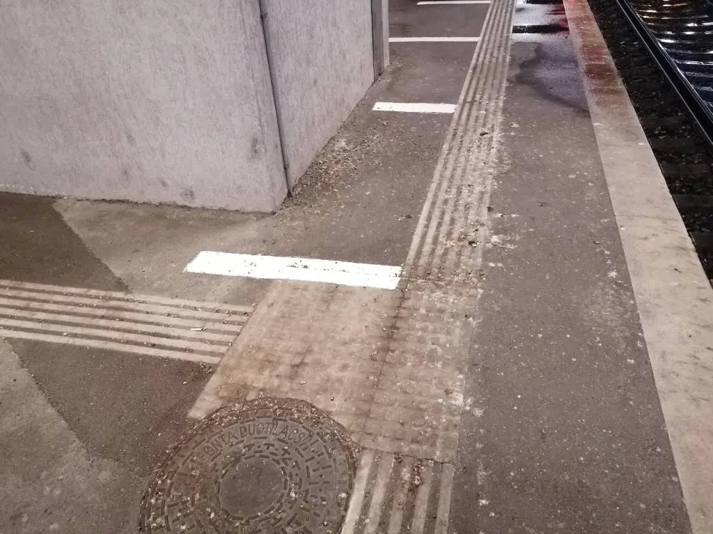 Gara din Arad - între reabilitarea de sute de milioane de euro și realitatea luată la bani mărunți: o spoială deprimantă, renovată „de ochii lumii”, o scurgere de bani publici care stă pe un prister acoperit de rahat de porumbei vagabonzi [FOTO / VIDEO]