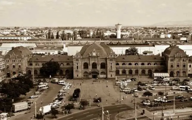 Gara din Arad - între reabilitarea de sute de milioane de euro și realitatea luată la bani mărunți: o spoială deprimantă, renovată „de ochii lumii”, o scurgere de bani publici care stă pe un prister acoperit de rahat de porumbei vagabonzi [FOTO / VIDEO]