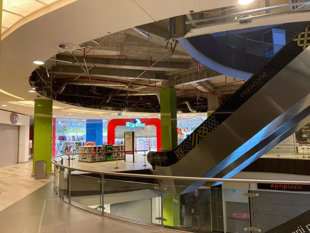 [ACTUALIZARE] Explicații puerile ale administrației mall-ului ATRIUM, după prăbușirea tavanului de la etajul I: „În urma lucrărilor de MODERNIZARE” blablabla...