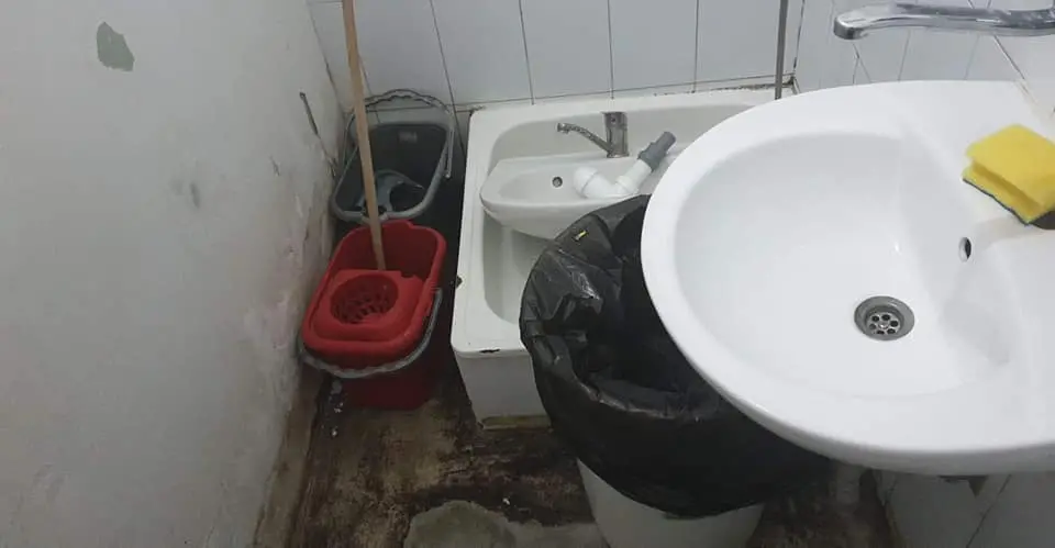 Cum arată un COȘMAR? Să fii copil, să fii internat pe Secția Neuropsihiatrie Infantilă a Spitalului Județean Arad și să ai o toaletă care arată așa!