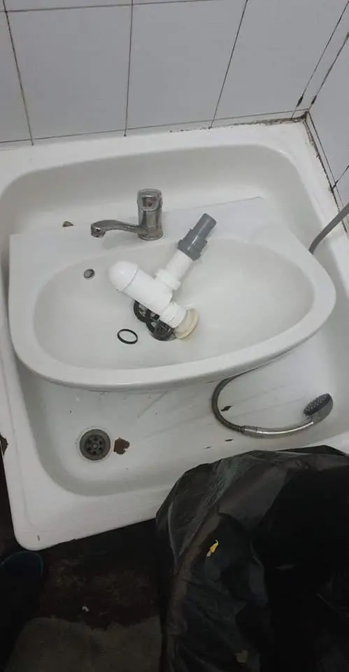 Cum arată un COȘMAR? Să fii copil, să fii internat pe Secția Neuropsihiatrie Infantilă a Spitalului Județean Arad și să ai o toaletă care arată așa!