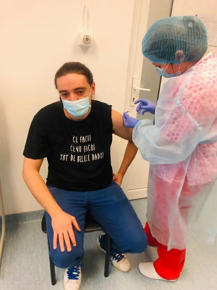 PAMFLETAR sau PROFET?! Doctor Dudea Mihai, coordonator centru de vaccinare la INEU - MESAJ PE TRICOU și pe FACEBOOK: „CE FĂCUI / CE NU FĂCUI/ TOT DE BELELE DĂDUI”!