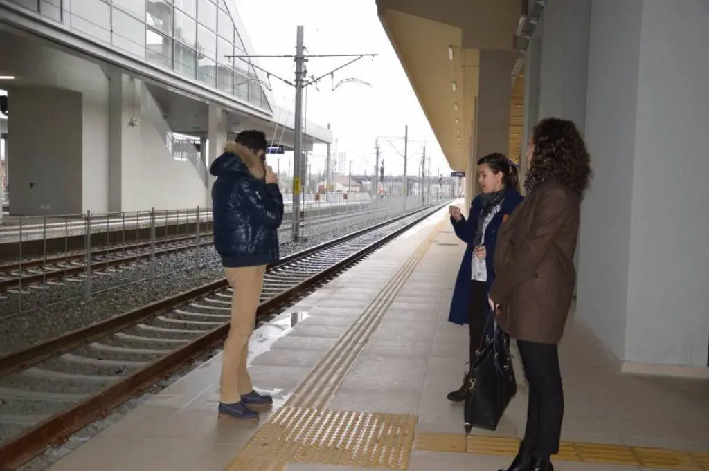 Gara din Arad - între reabilitarea de sute de milioane de euro și realitatea luată la bani mărunți: o spoială deprimantă, renovată „de ochii lumii”, o scurgere de bani publici care stă pe un prister acoperit de rahat de porumbei vagabonzi [FOTO / VIDEO]