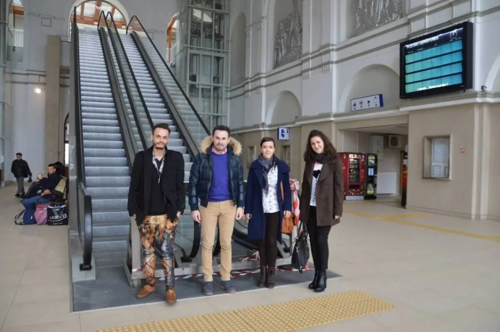 Gara din Arad - între reabilitarea de sute de milioane de euro și realitatea luată la bani mărunți: o spoială deprimantă, renovată „de ochii lumii”, o scurgere de bani publici care stă pe un prister acoperit de rahat de porumbei vagabonzi [FOTO / VIDEO]