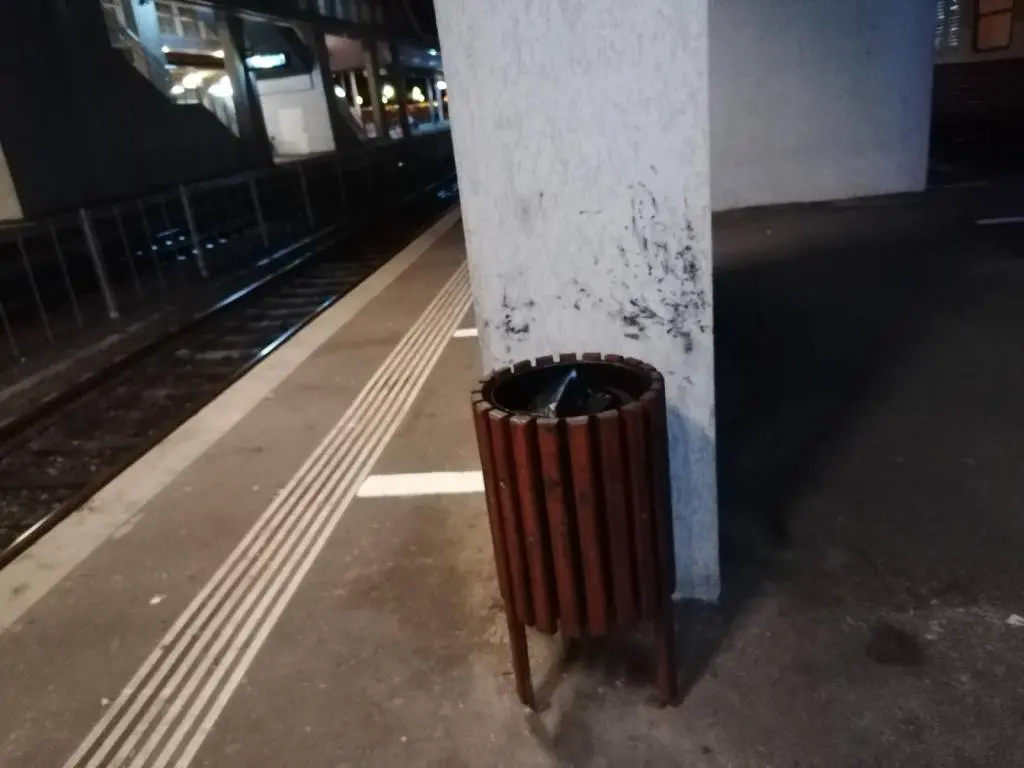 Gara din Arad - între reabilitarea de sute de milioane de euro și realitatea luată la bani mărunți: o spoială deprimantă, renovată „de ochii lumii”, o scurgere de bani publici care stă pe un prister acoperit de rahat de porumbei vagabonzi [FOTO / VIDEO]