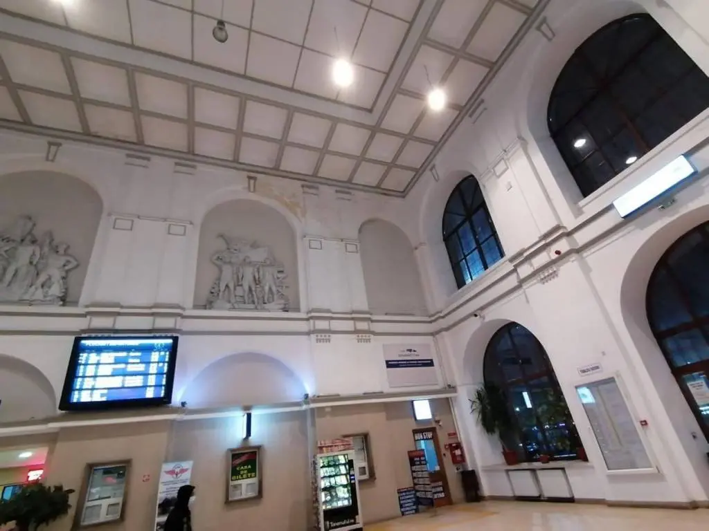 Gara din Arad - între reabilitarea de sute de milioane de euro și realitatea luată la bani mărunți: o spoială deprimantă, renovată „de ochii lumii”, o scurgere de bani publici care stă pe un prister acoperit de rahat de porumbei vagabonzi [FOTO / VIDEO]