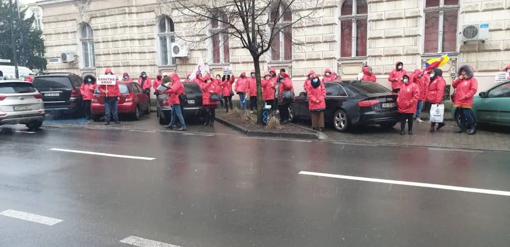 „IERI NE-AȚI DECLARAT EROI / AZI VĂ BATEȚI JOC DE NOI” - este rezumatul protestului cadrelor medicale în fața Prefecturii din Arad [FOTO]