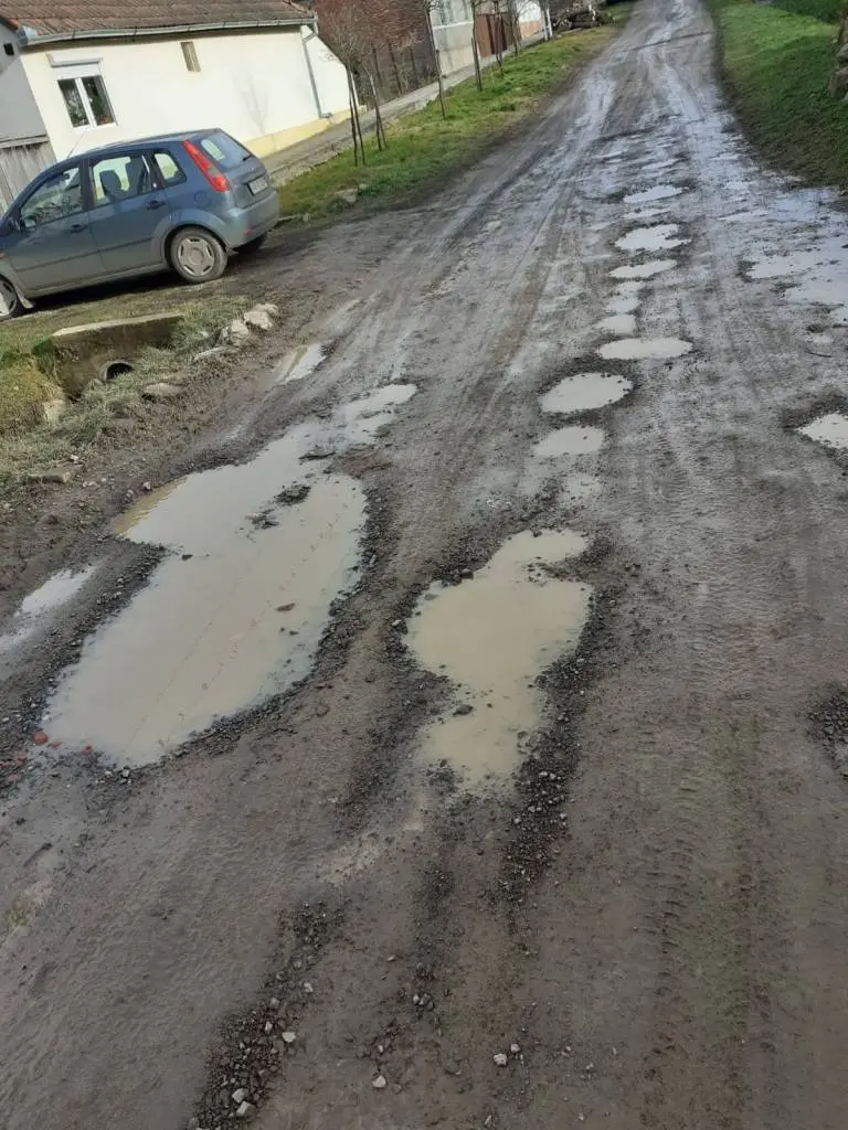Niciun cotlon nu scapă de bătaia de joc și incompetența administrativă. Așa arată LUCRĂRILE PUBLICE PLĂTITE de la Șiștarovăț!
