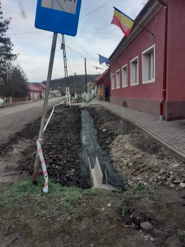 Niciun cotlon nu scapă de bătaia de joc și incompetența administrativă. Așa arată LUCRĂRILE PUBLICE PLĂTITE de la Șiștarovăț!