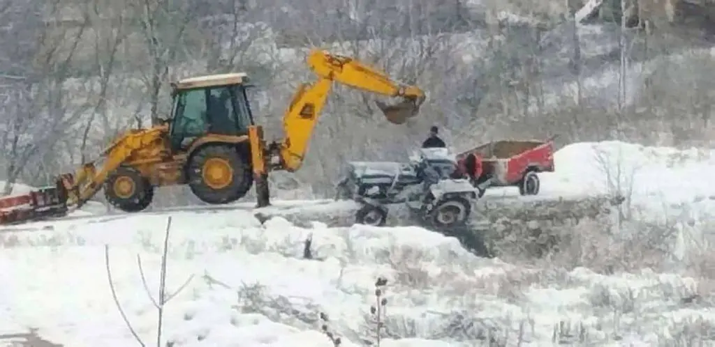KARMA de Târnova: socrul viceprimarului-sifon Cătălin Oprea a căzut cu tractorul în „Pârâul Bolundului” de pe „podul de un miliard” sifonat de prietenul lui Iustin Cionca și a lui Cionca Iustin!