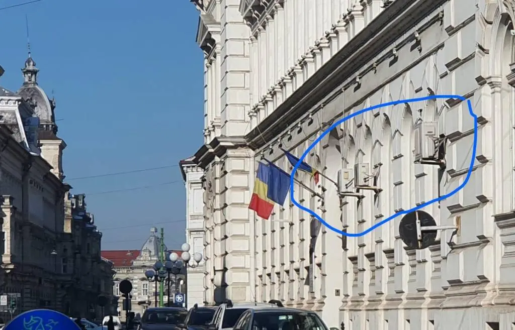 [ACTUALIZARE 2] Avem Prefectură frumoasă: aparatele de aer condiționat au fost demontate