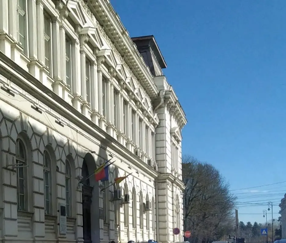 [ACTUALIZARE 2] Avem Prefectură frumoasă: aparatele de aer condiționat au fost demontate