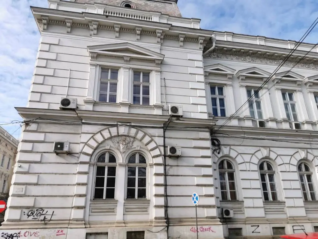 [ACTUALIZARE 2] Avem Prefectură frumoasă: aparatele de aer condiționat au fost demontate