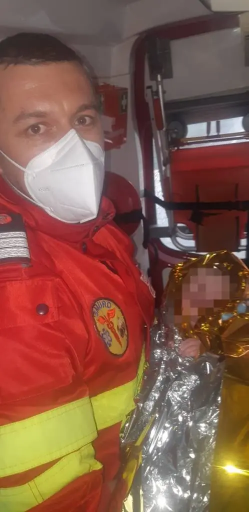 Salvatori cu SUFLET și EXPERIENȚĂ: paramedicii Florin Macovei, Krajcsik Kristian Ivan și Paulik Alin au ajutat la nașterea unei fetițe perfect sănătoase în autospeciala SMURD