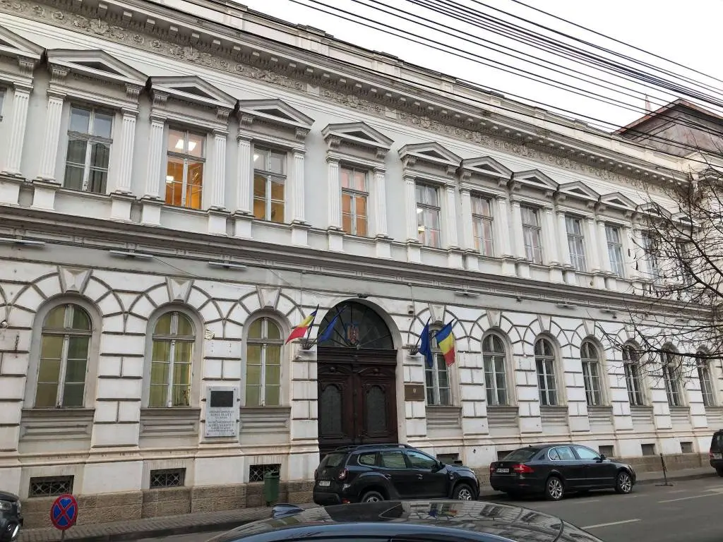 [ACTUALIZARE 2] Avem Prefectură frumoasă: aparatele de aer condiționat au fost demontate