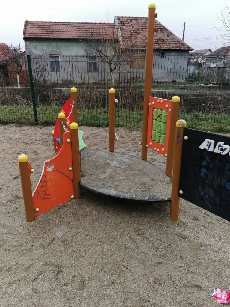 Urâm tot ce ne înconjoară și nu avem nicio limită: un loc de joacă recent amenajat a fost VANDALIZAT