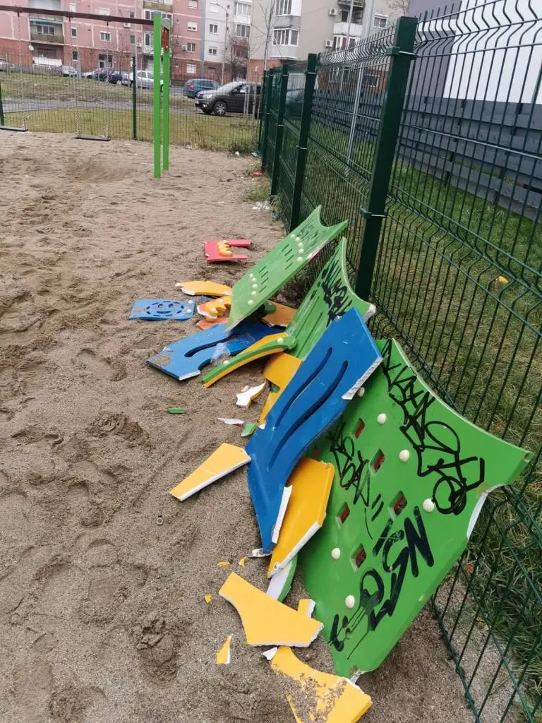 Urâm tot ce ne înconjoară și nu avem nicio limită: un loc de joacă recent amenajat a fost VANDALIZAT