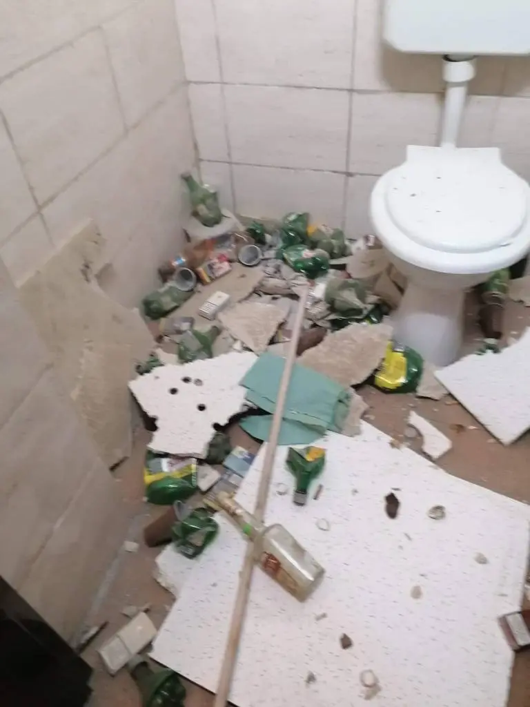 I-au desfăcut contractul de muncă pentru că a postat pe Facebook o poză tristă cu „buda veselă” de la PORTA... pentru „încălcarea regulilor privind APĂRAREA SECRETULUI DE STAT”!