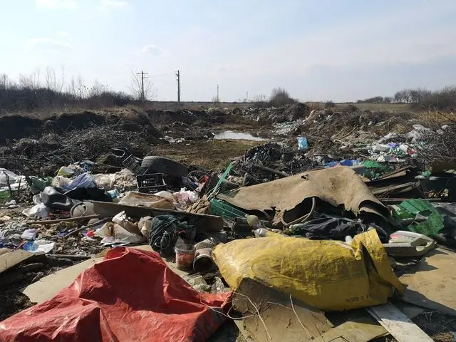 În atenția Gărzii de Mediu Arad: Mândria comunei Apateu, care ar trebui să fie „Aria Protejată ROSPA 0014” e, de fapt, o GROAPĂ de GUNOI care a DISTRUS PĂȘUNEA!