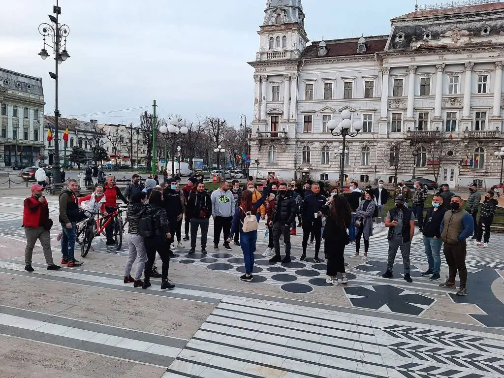 Fără POLITICĂ, fără INSTIGĂRI și fără VIOLENȚĂ, ARĂDENII au ieșit azi-noapte în număr mare în stradă pentru a protesta față de RESTRICȚIILE STUPIDE impuse de AUTORITĂȚI [FOTO / VIDEO]