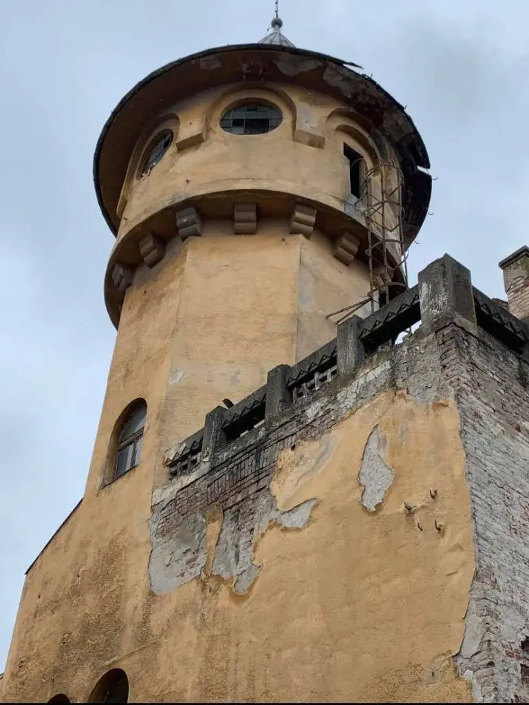 Clădirea fostei FABRICI DE AVIOANE din ARAD: un „brand local” al NEGLIJENȚEI