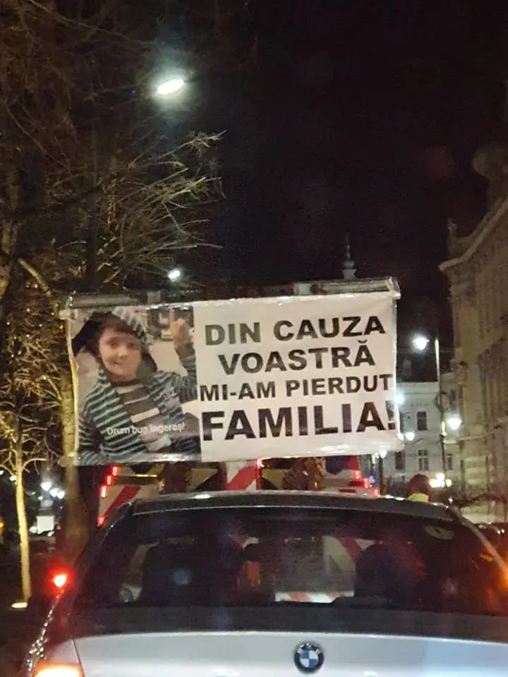 JOS CĂCAȚII CU SERVIETĂ! - pentru că dacă politica, administrația și serviciile secrete ale STATULUI au dreptul la TROMPETE, atunci și STRADA ARE! [GALERIE FOTO / VIDEO]