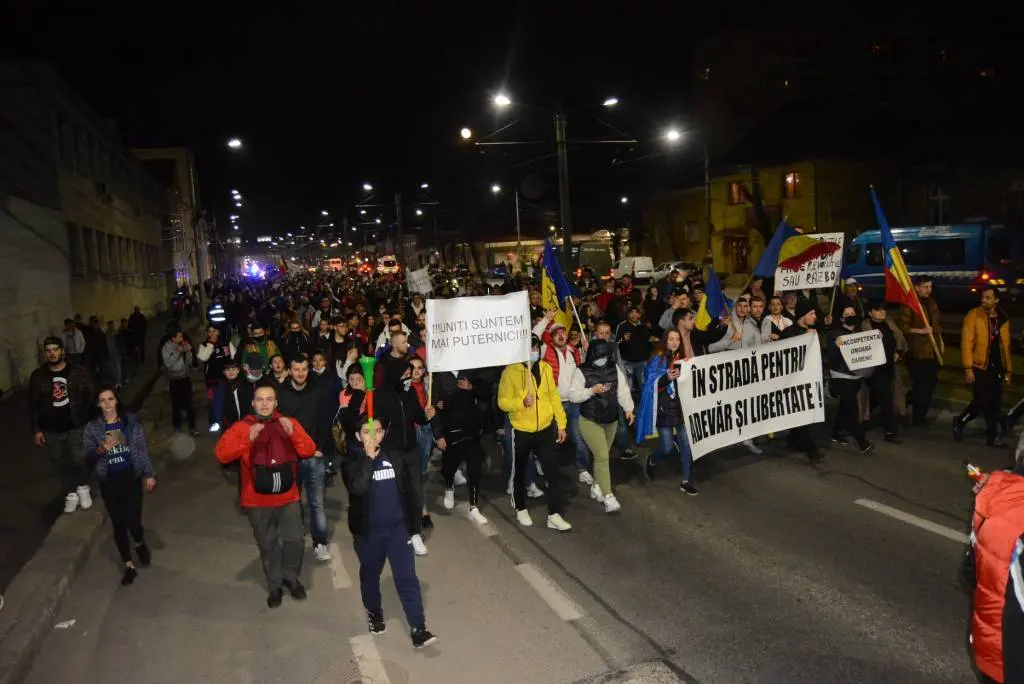 JOS CĂCAȚII CU SERVIETĂ! - pentru că dacă politica, administrația și serviciile secrete ale STATULUI au dreptul la TROMPETE, atunci și STRADA ARE! [GALERIE FOTO / VIDEO]