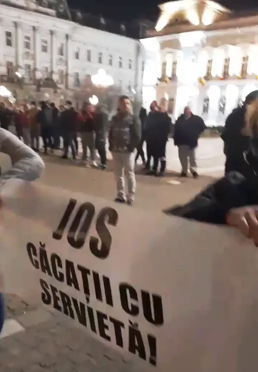 JOS CĂCAȚII CU SERVIETĂ! - pentru că dacă politica, administrația și serviciile secrete ale STATULUI au dreptul la TROMPETE, atunci și STRADA ARE! [GALERIE FOTO / VIDEO]
