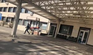 un pacient s-a aruncat