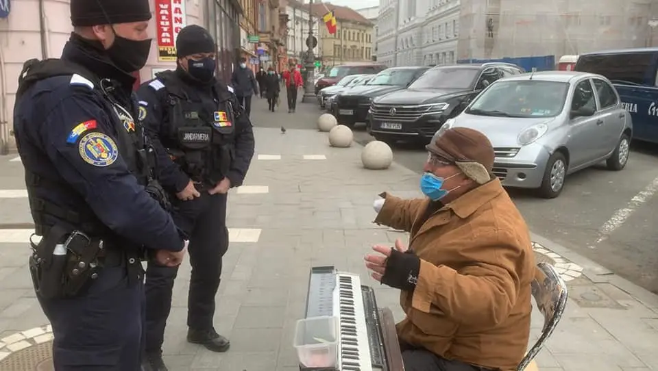 Jandarmii arădeni au scris o poveste frumoasă, cu oameni dincolo de uniformă și de noile reguli în relaționarea cu semenii