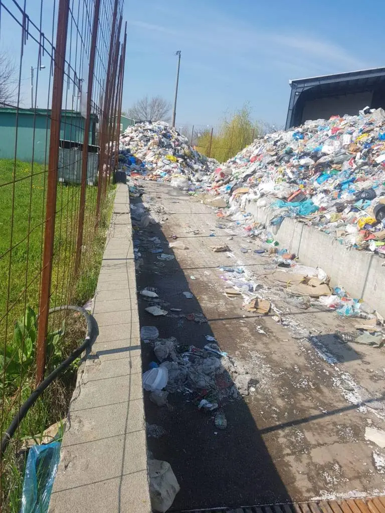 RETIM ne anunță programul de colectare în județ în perioada Sărbătorilor Pascale și a zilei de 1 Mai. Omite însă să ne trimită poze din care să vedem cum arată perimetrul stației de sortare din Arad și să ne spună cât va mai dura până colectarea în municipiu va fi efectiv blocată