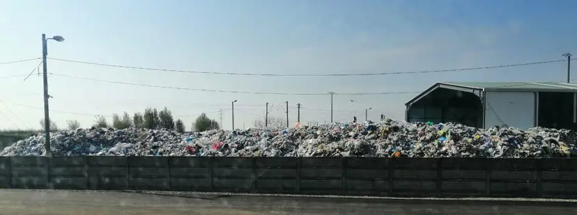 RETIM ne anunță programul de colectare în județ în perioada Sărbătorilor Pascale și a zilei de 1 Mai. Omite însă să ne trimită poze din care să vedem cum arată perimetrul stației de sortare din Arad și să ne spună cât va mai dura până colectarea în municipiu va fi efectiv blocată