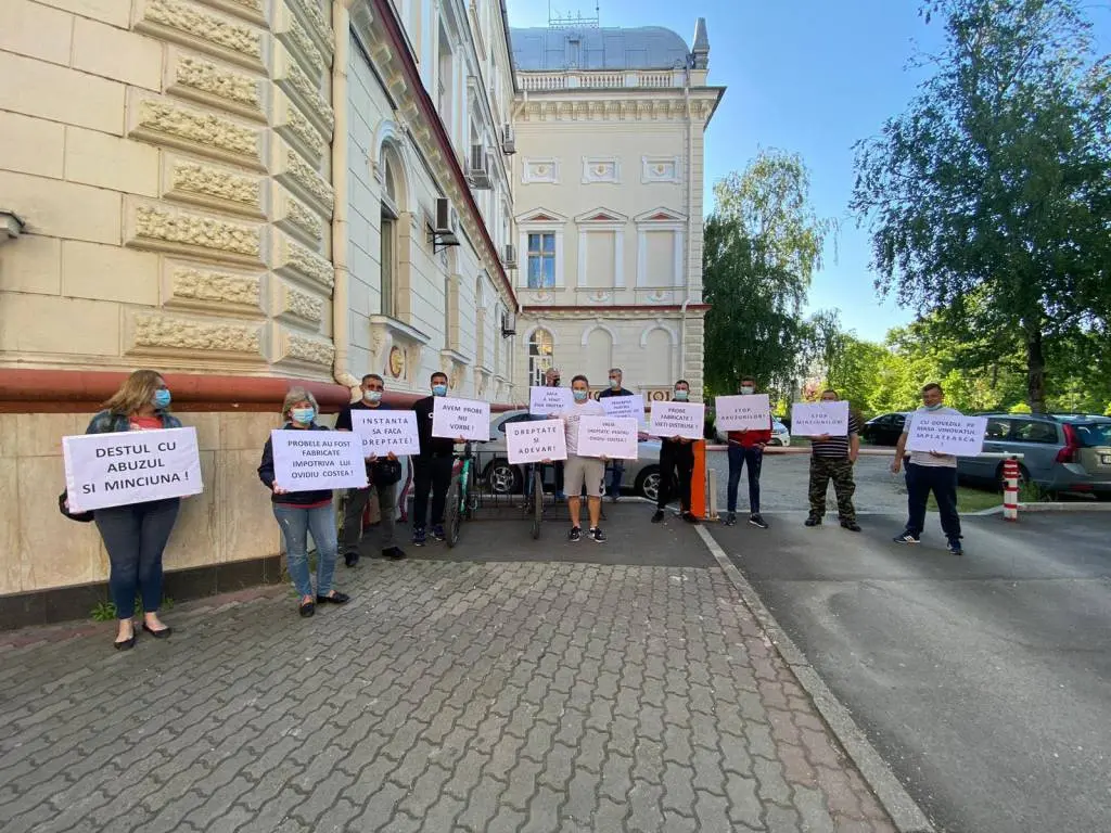 [ACTUALIZARE 2] Mai mulți susținători ai cauzei lui Ovidiu Costea s-au prezentat cu PANCARTE în fața PALATULUI DE JUSTIȚIE DIN ARAD la înfățișarea-cheie din PROCESUL ÎN CĂUTAREA DREPTĂȚII pe care-l duce fostul polițist „executat” de un sistem pervers!