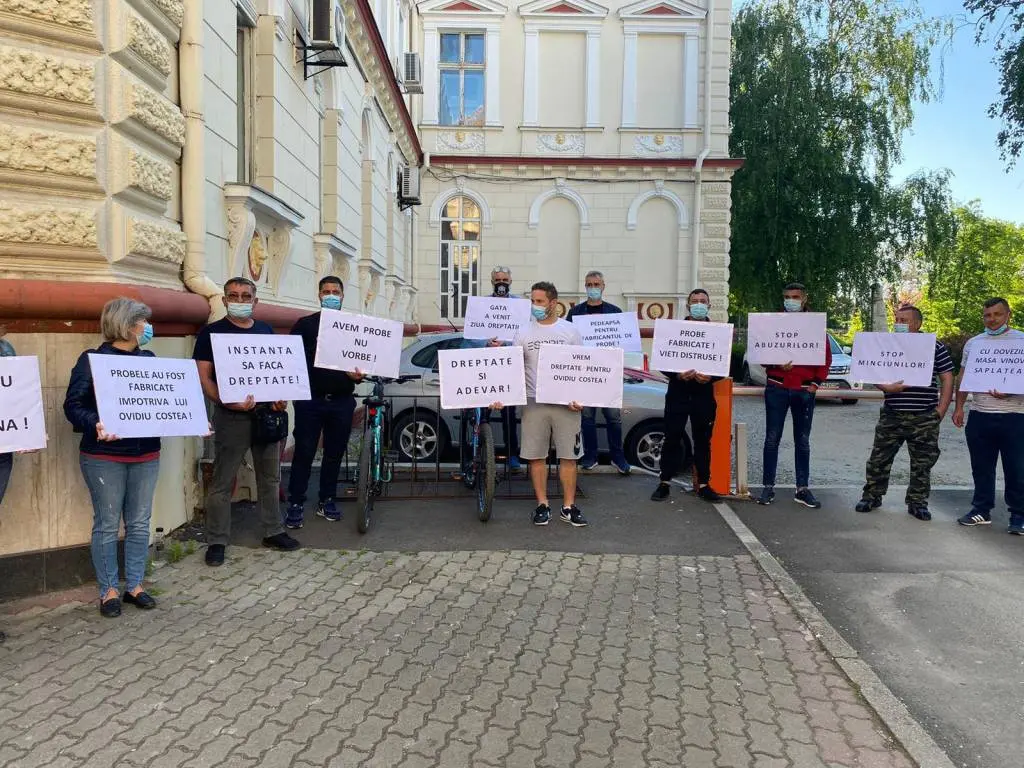[ACTUALIZARE 2] Mai mulți susținători ai cauzei lui Ovidiu Costea s-au prezentat cu PANCARTE în fața PALATULUI DE JUSTIȚIE DIN ARAD la înfățișarea-cheie din PROCESUL ÎN CĂUTAREA DREPTĂȚII pe care-l duce fostul polițist „executat” de un sistem pervers!