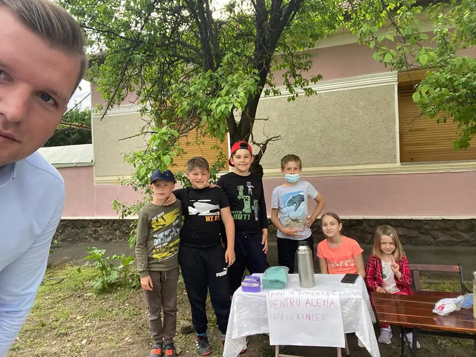 EMOȚIONANT: SUPEREROII ALEXIEI s-au mobilizat întru însănătoșirea colegei lor de generație și vând limonadă făcută de ei, pentru a contribui la suma necesară operației micuței din Cartierul Gai