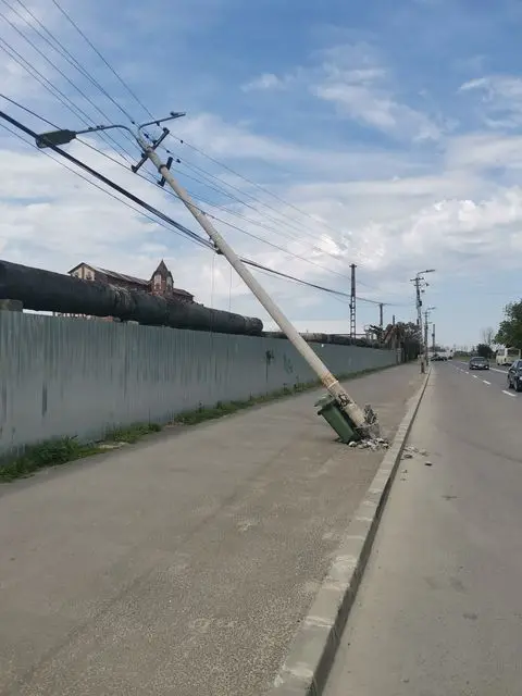 [ACTUALIZARE] Operațiunea „îndreptați stâlpul de pe 6 Vânători” a reușit... imediat după apariția pocinogului în mediul virtual