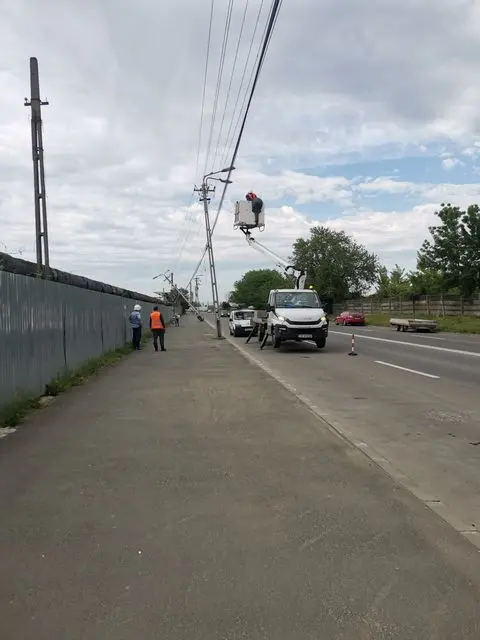 [ACTUALIZARE] Operațiunea „îndreptați stâlpul de pe 6 Vânători” a reușit... imediat după apariția pocinogului în mediul virtual