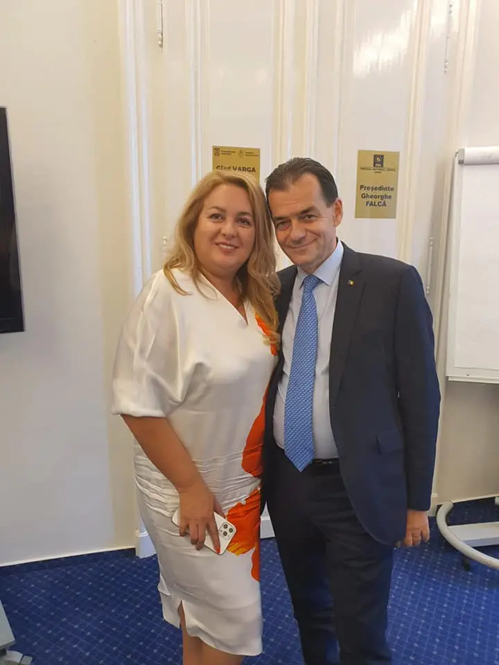 „Cu fundul în mai multe luntri”, Falcă și ai săi l-au plimbat pe Orban pentru a-i prezenta... Aradul lucrului prost făcut