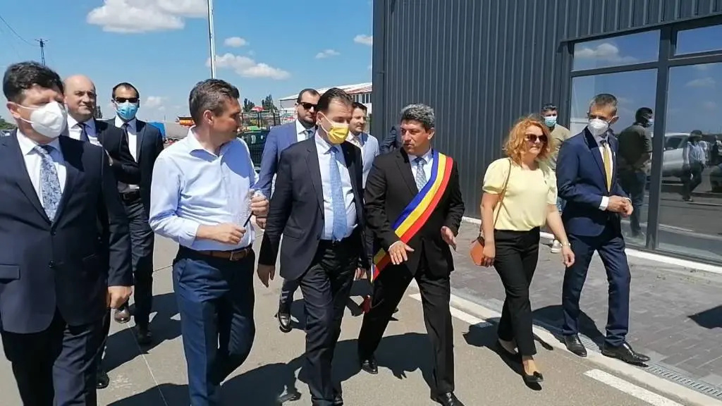 „Cu fundul în mai multe luntri”, Falcă și ai săi l-au plimbat pe Orban pentru a-i prezenta... Aradul lucrului prost făcut