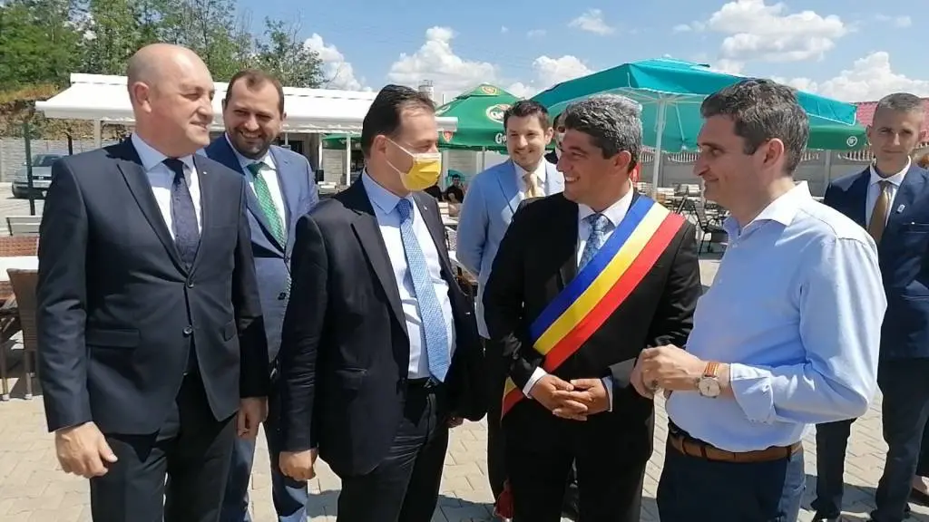 „Cu fundul în mai multe luntri”, Falcă și ai săi l-au plimbat pe Orban pentru a-i prezenta... Aradul lucrului prost făcut