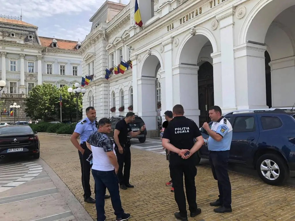 Am descifrat utilitatea trotinetei în Arad: să aibă cu ce fugi directorul Poliței Locale, Adrian Toma, de responsabilitatea de a-i explica unui angajat de ce vrea să-i concedieze soția!