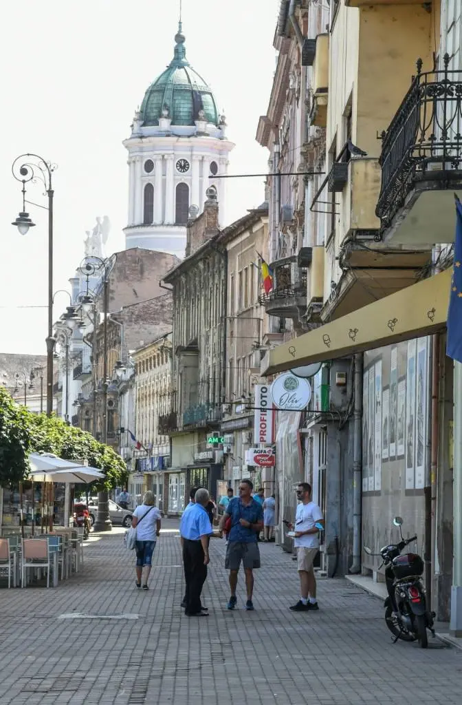 Poliția Locală face, în sfârșit, ceea ce trebuia să facă de la înființare - și aproape nimic altceva: PATRULARE PEDESTRĂ pe STRĂZILE CENTRALE!